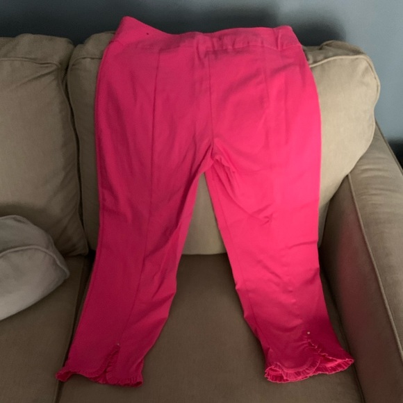NWOT Pink Capri Pants Ruffled bottom Size 8 - Picture 5 of 5